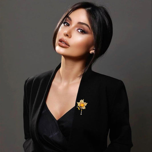 EMEGCY Lily Brooches for Women - Rhinestone & Pearl Lily Flower Lapel Pins - Gold Plated - Gift for Wife, Mom