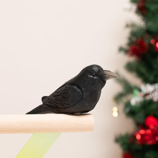 MegeFul Small Wooden Crow Figurine – Cute Hand-Carved Raven Collectible, Small Rustic Bird Decor for Desk & Shelf, Animal Ornament with Gift Box