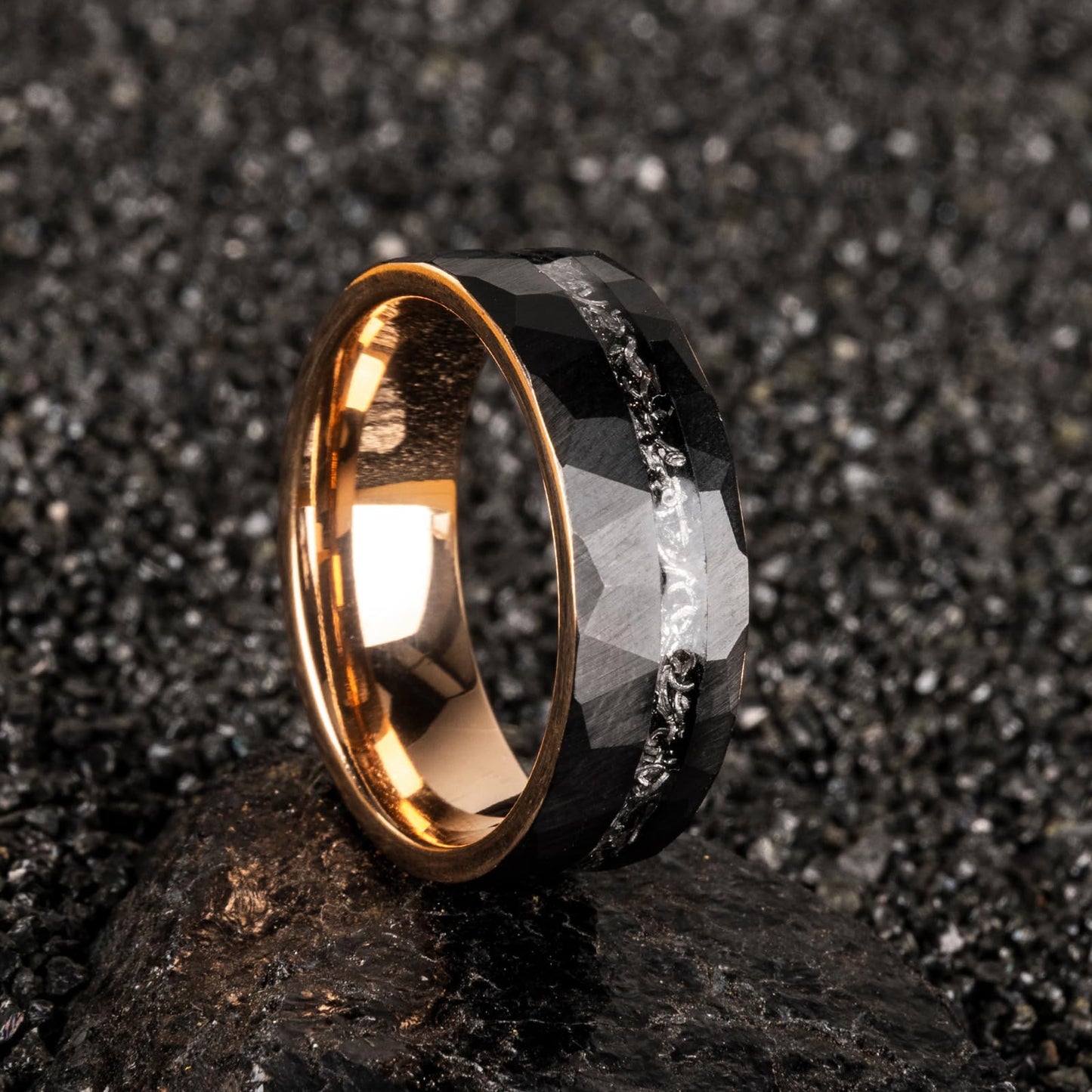 JEWPER 8mm Men Womens Wedding Band Tungsten Rings black rose gold Hammer pattern Fashion Promise Carbide Inlaid Iron Filings Matte Finish Edge Comfort Fit size(10)