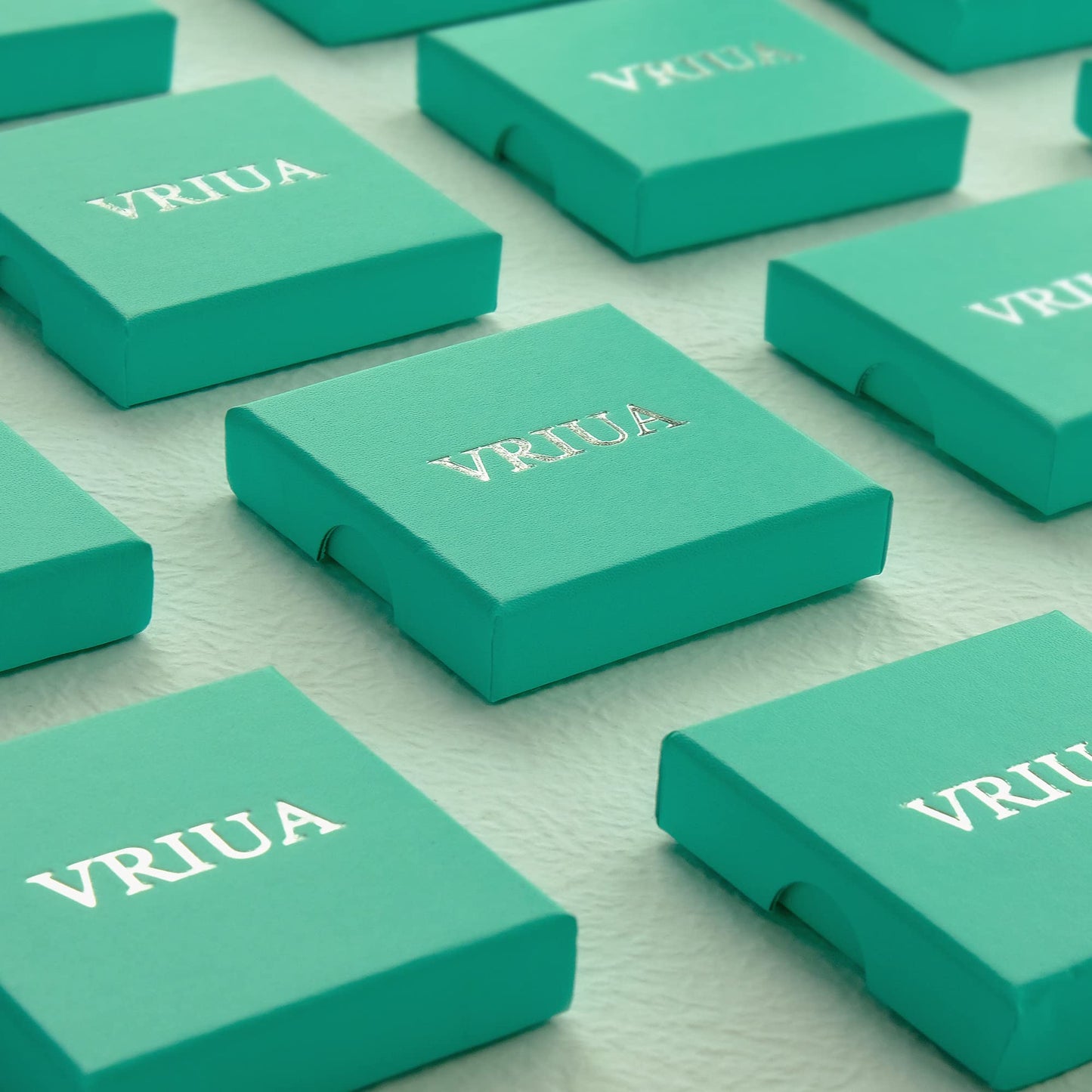 VRIUA Flower Necklace for Women 14k Gold Plated Dainty Gold Flower Necklace Simple Jewelry Everyday for Women
